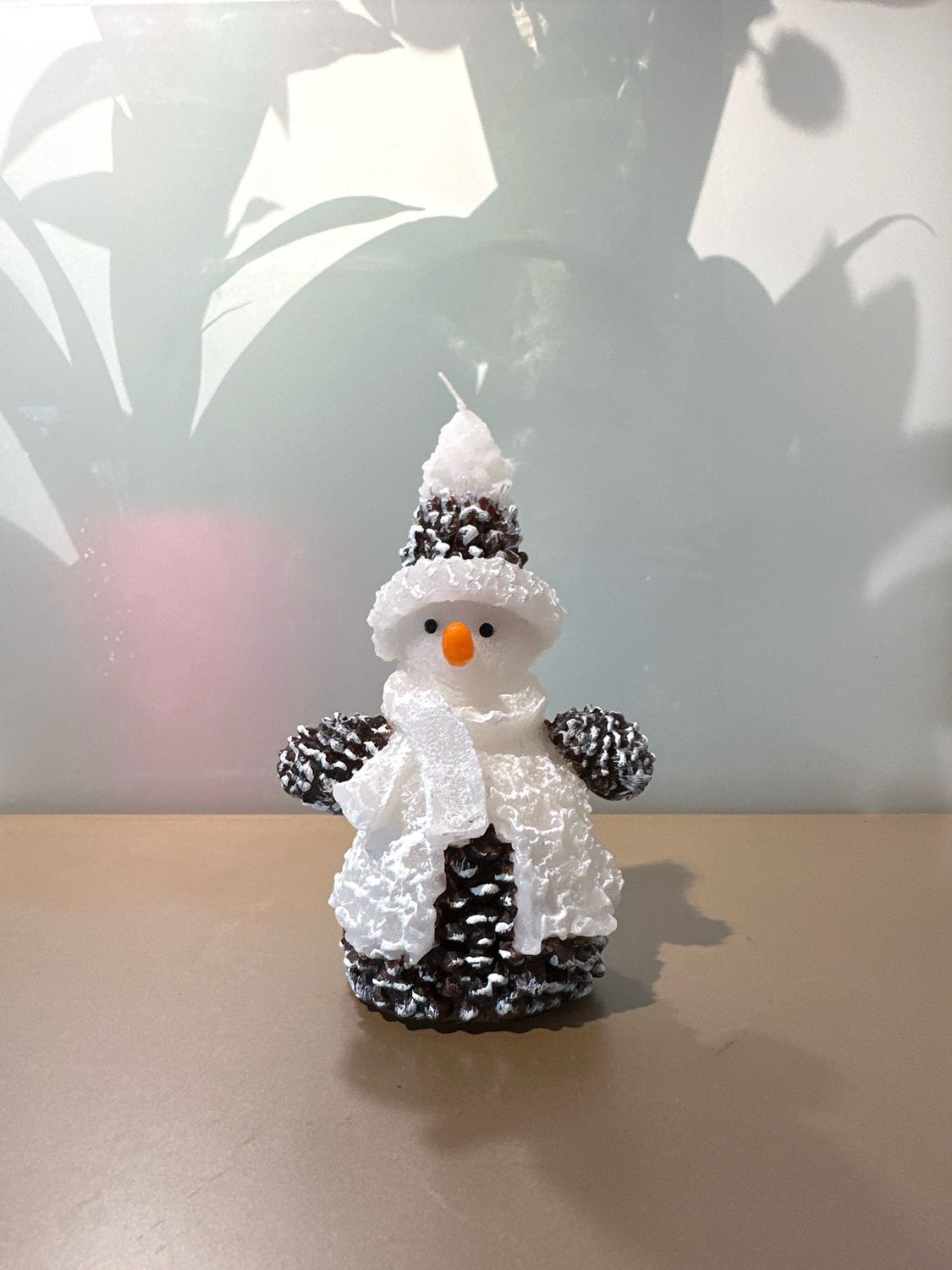 Sneeuwpop kaars Bruin / 15 cm