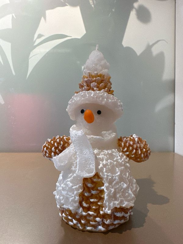 Sneeuwpop kaars Goud / 15 cm