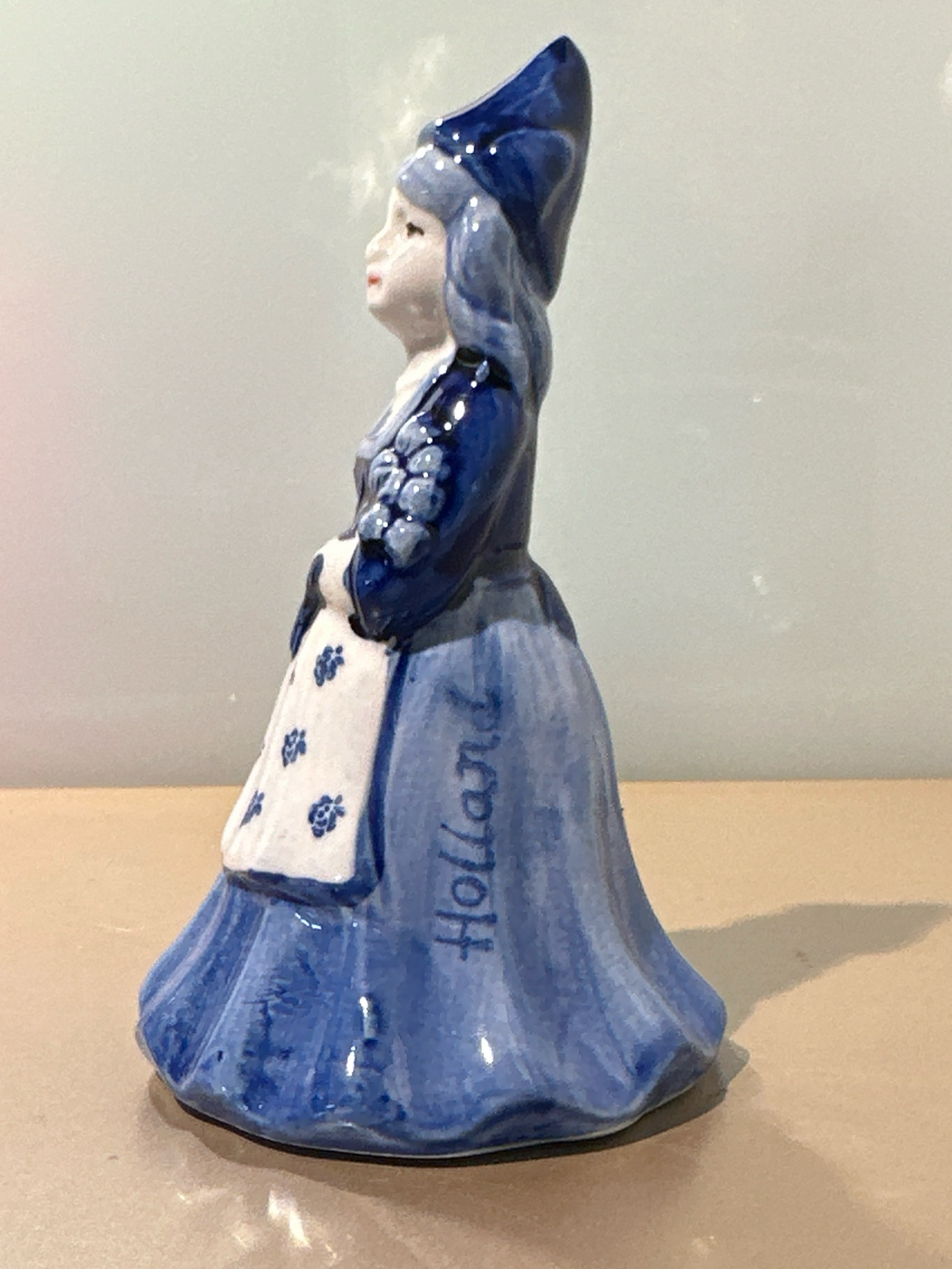 Delfts blauw tulpenmeisje met bel / porcelein