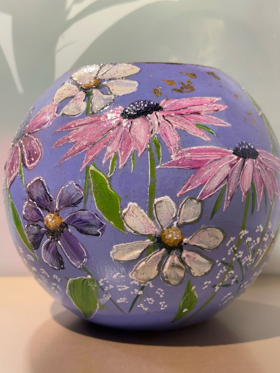 Handbeschilderde vaas met bladgoud / 18 cm