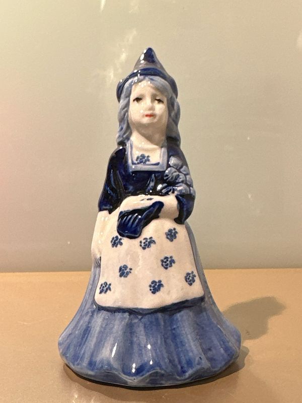 Delfts blauw tulpenmeisje met bel / porcelein / 10 cm