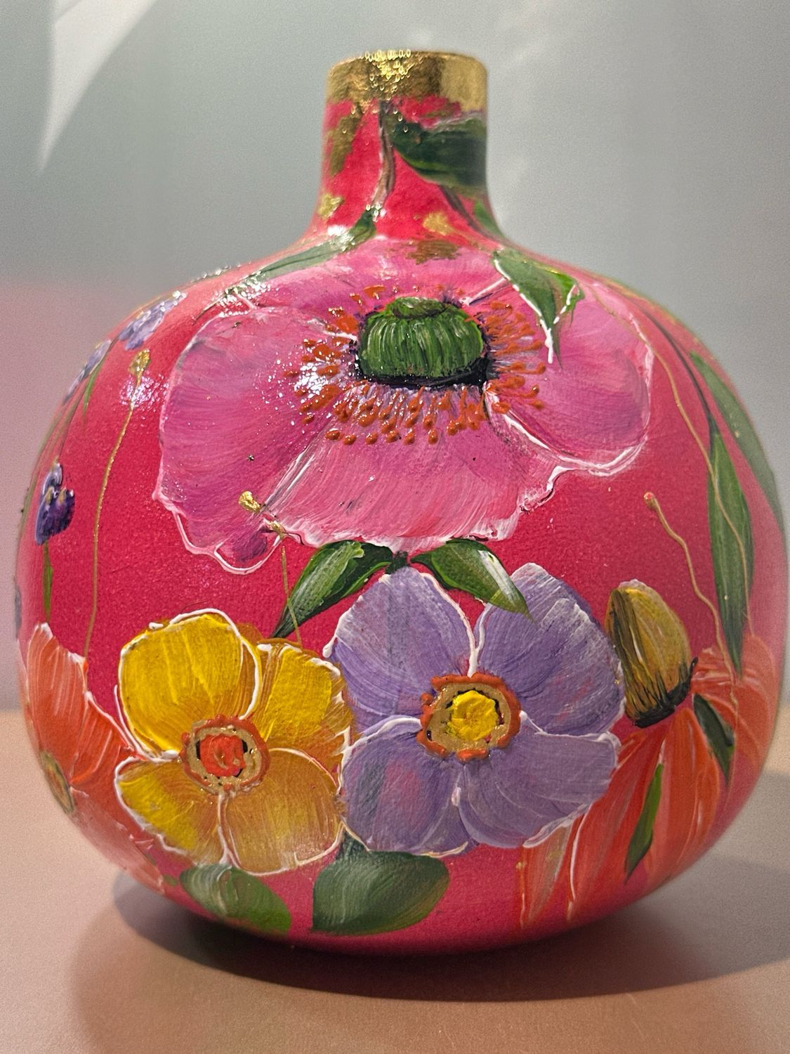 Handbeschilderde roze vaas met bladgoud / 17 cm