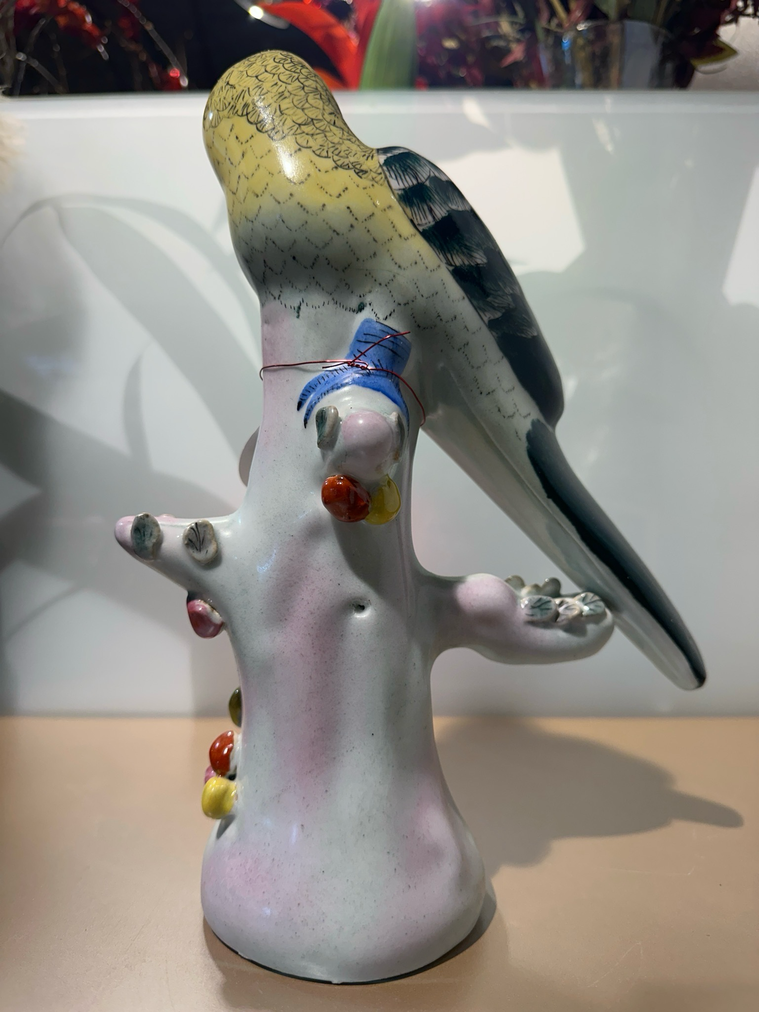 Porceleinen vogel op stam / 29 cm