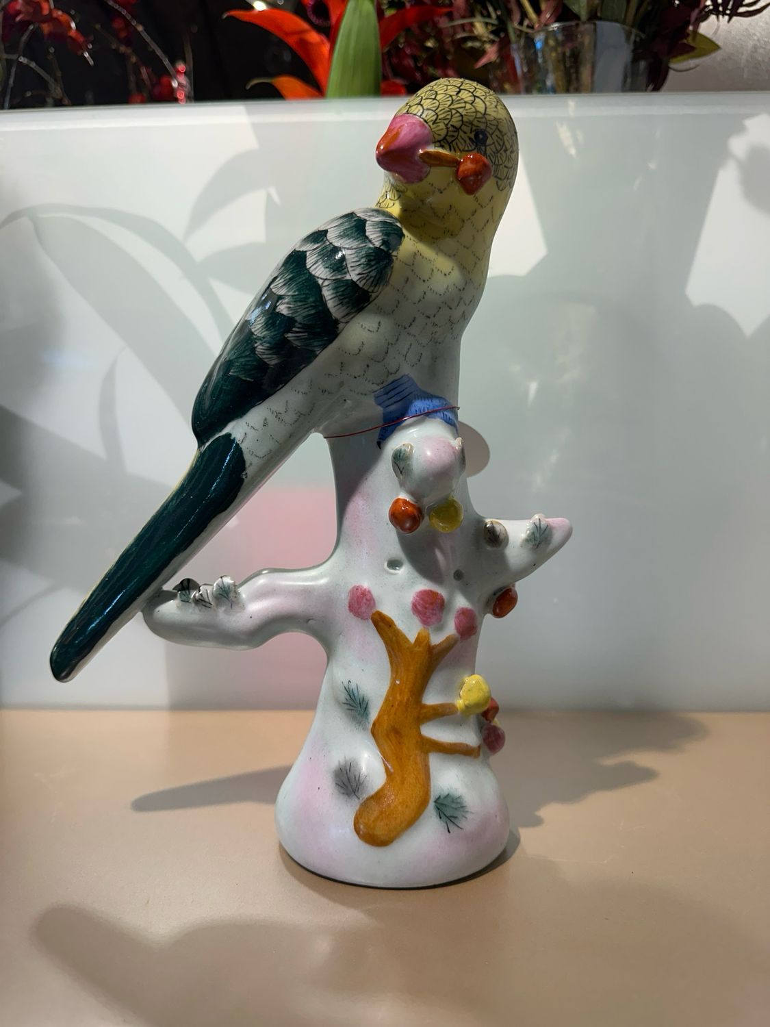 Porceleinen vogel op stam / 29 cm