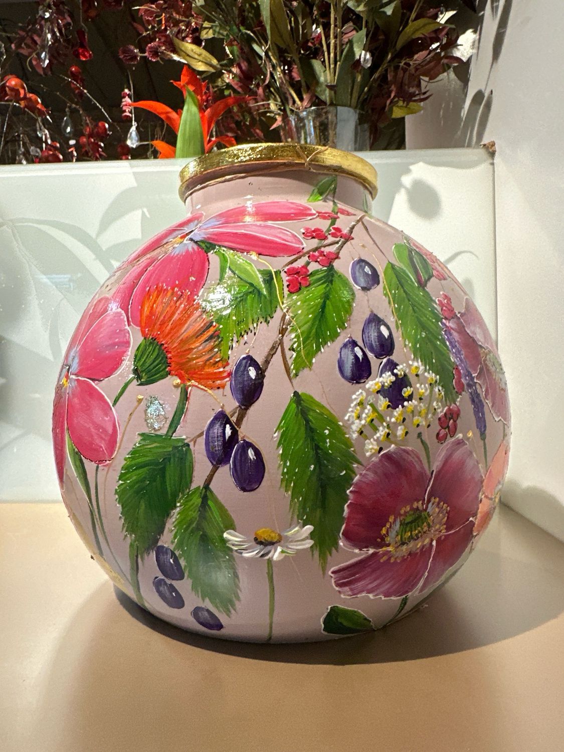 Handbeschilderde vaas met bladgoud / 30 cm