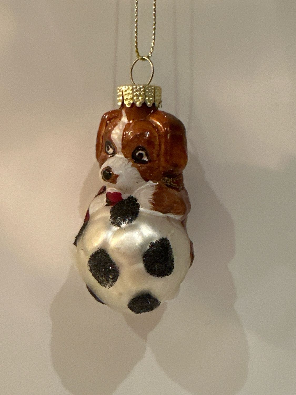 Hondje op voetbal / 8 cm
