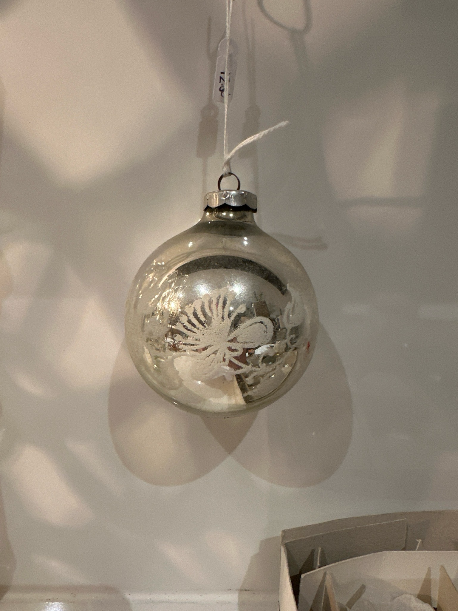 Zilveren bal met poeder beschilderd / 8 cm