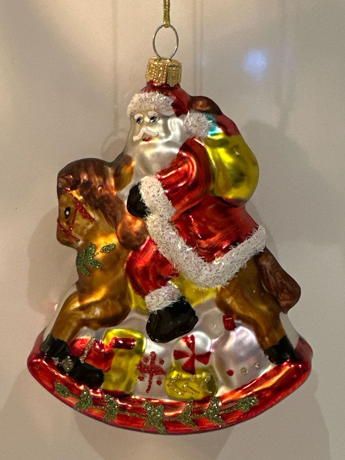 Kerstman op Hobbelpaard / 13 cm