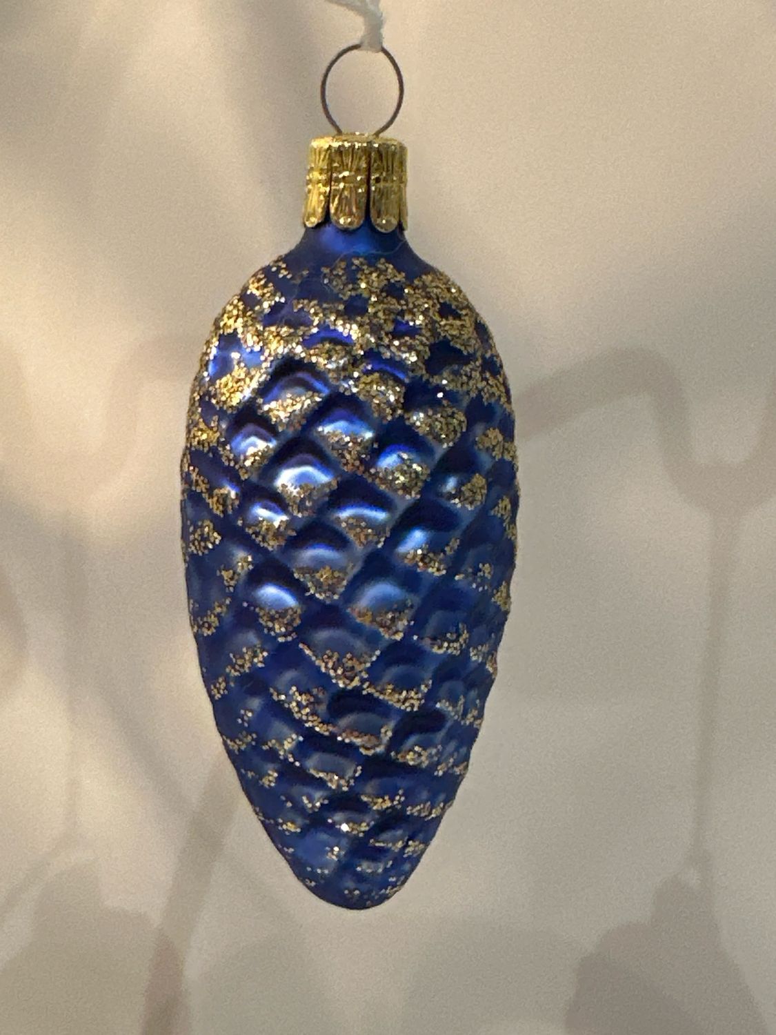 Dennenappel blauw, goud / jr 70 / 9 cm