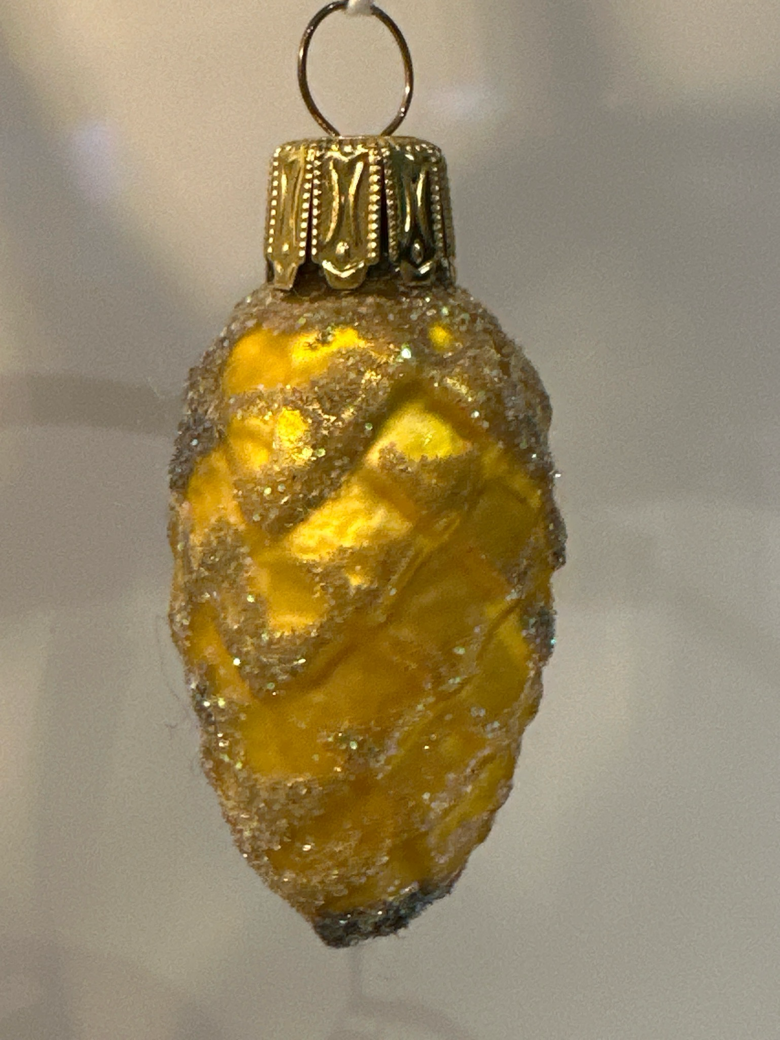 Dennenappel goud / jr 60 / 7 cm