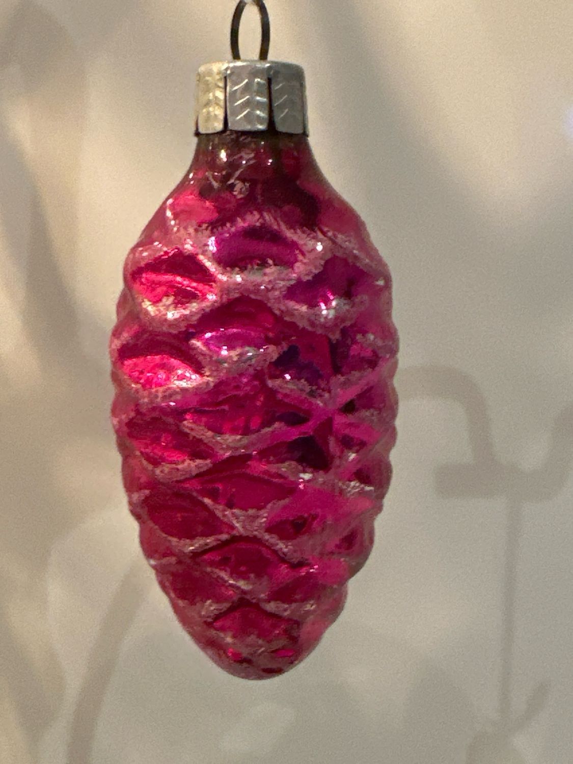 Dennenappel hard roze / jr 60 / 9 cm