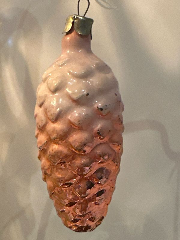 Dennenappel wit, roze / jr 60 / 9 cm