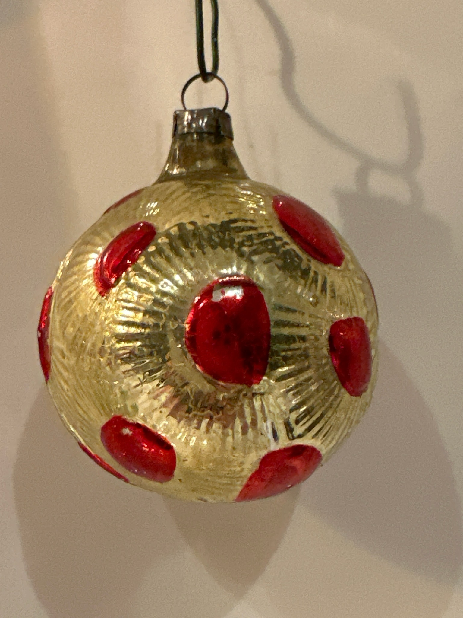 Gouden bal rode stippen / jr 30 / 6 cm