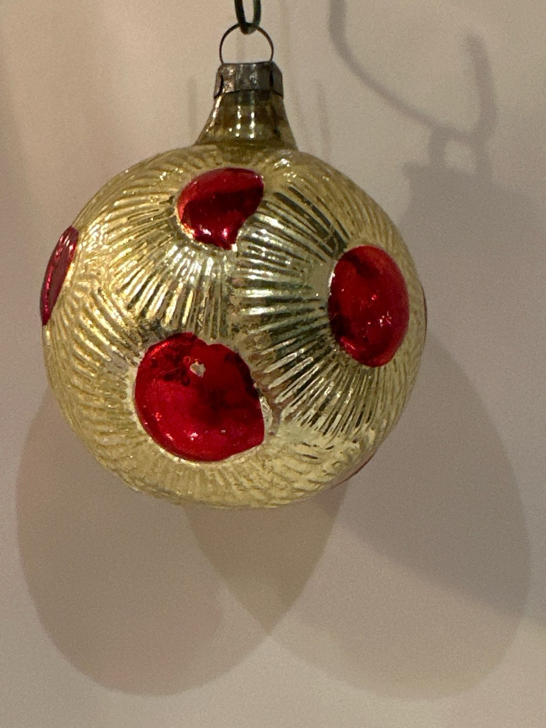 Gouden bal rode stippen / jr 30 / 6 cm
