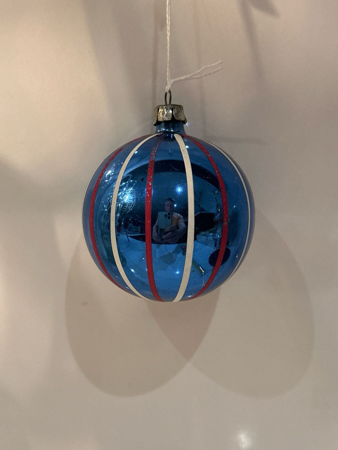 Blauwe bal wit, rood streep / jr 60 / 8 cm