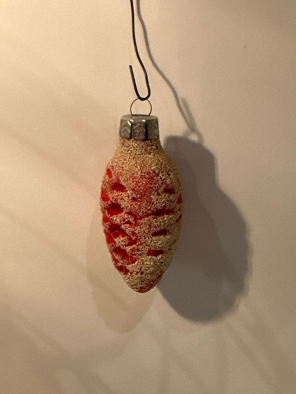 Dennenappel gesuikerd rood / jr 60 / 9 cm