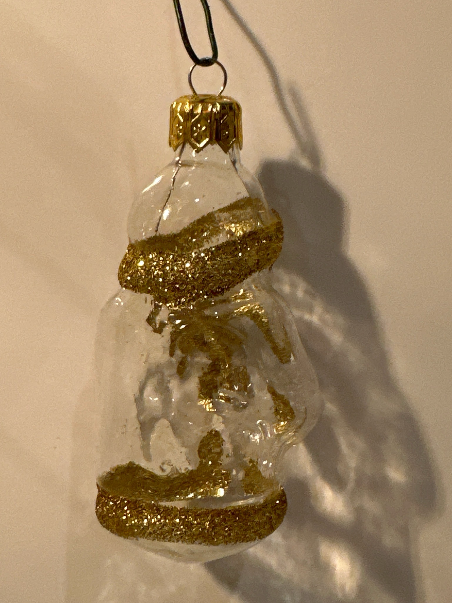 Transparante kerstman goud / jr 70 / 8 cm