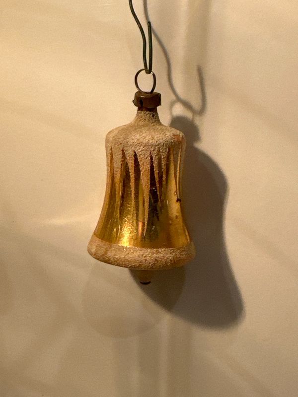 Goud klokje met klepel / jr 20,40 / 6 cm