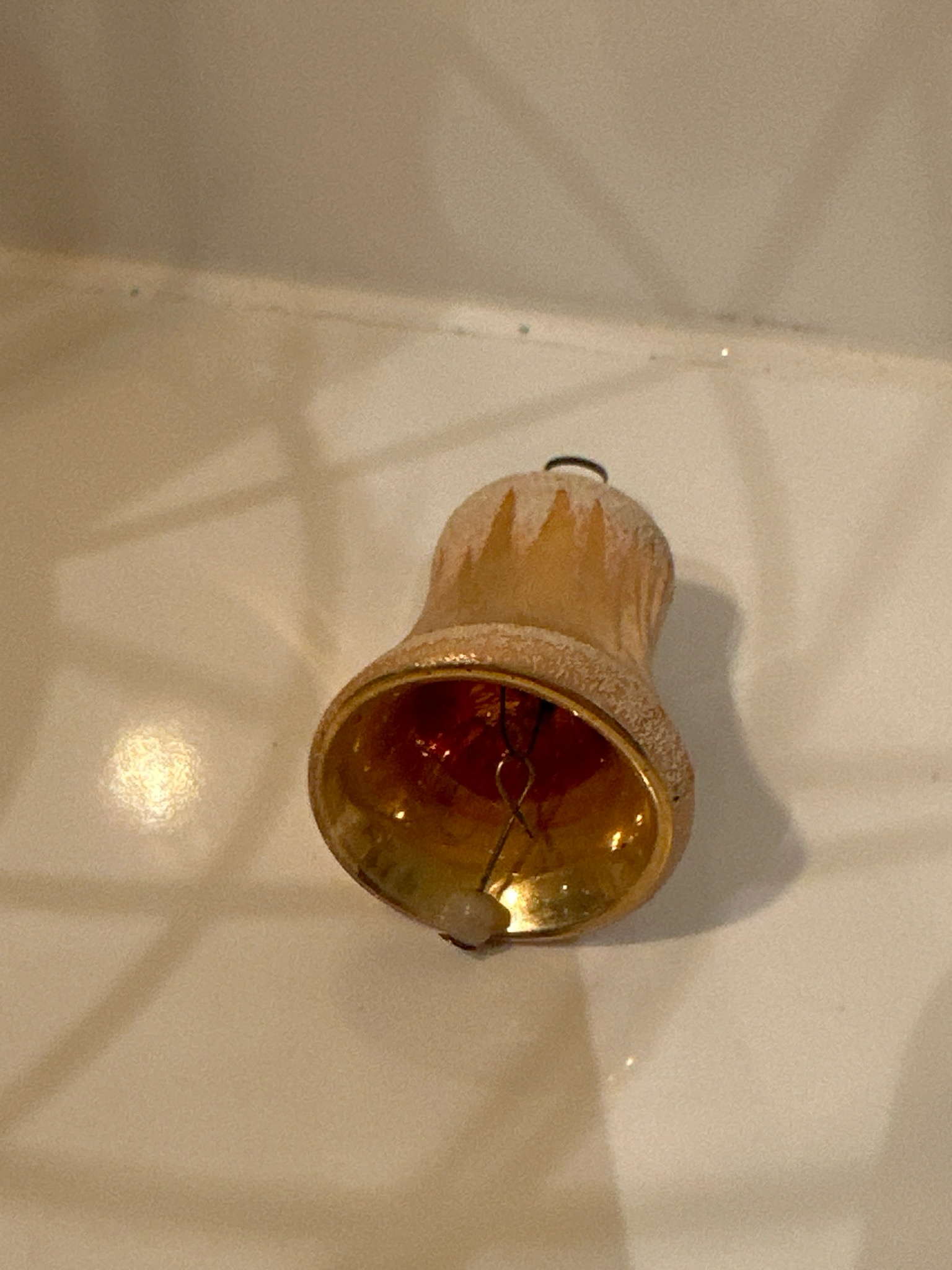 Goud klokje met klepel / jr 20,40 / 6 cm