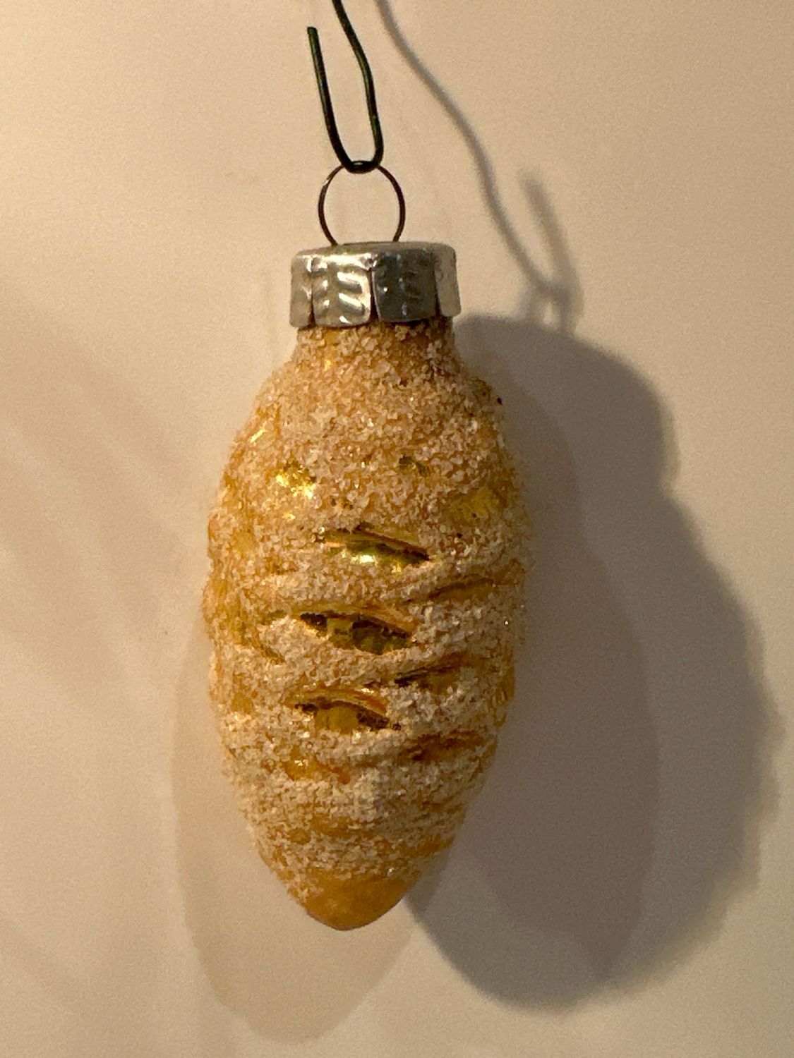 Dennenappel gesuikerd goud / jr 60 / 9 cm