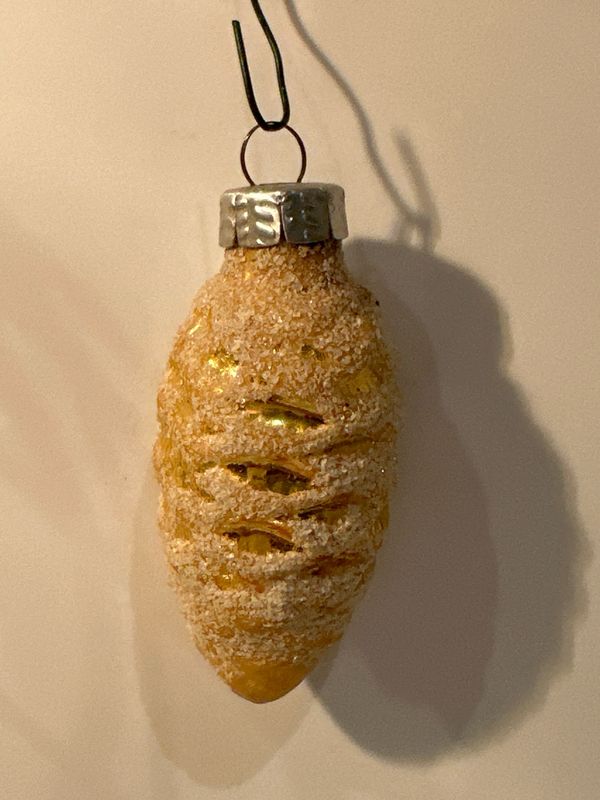 Dennenappel gesuikerd goud / jr 60 / 9 cm