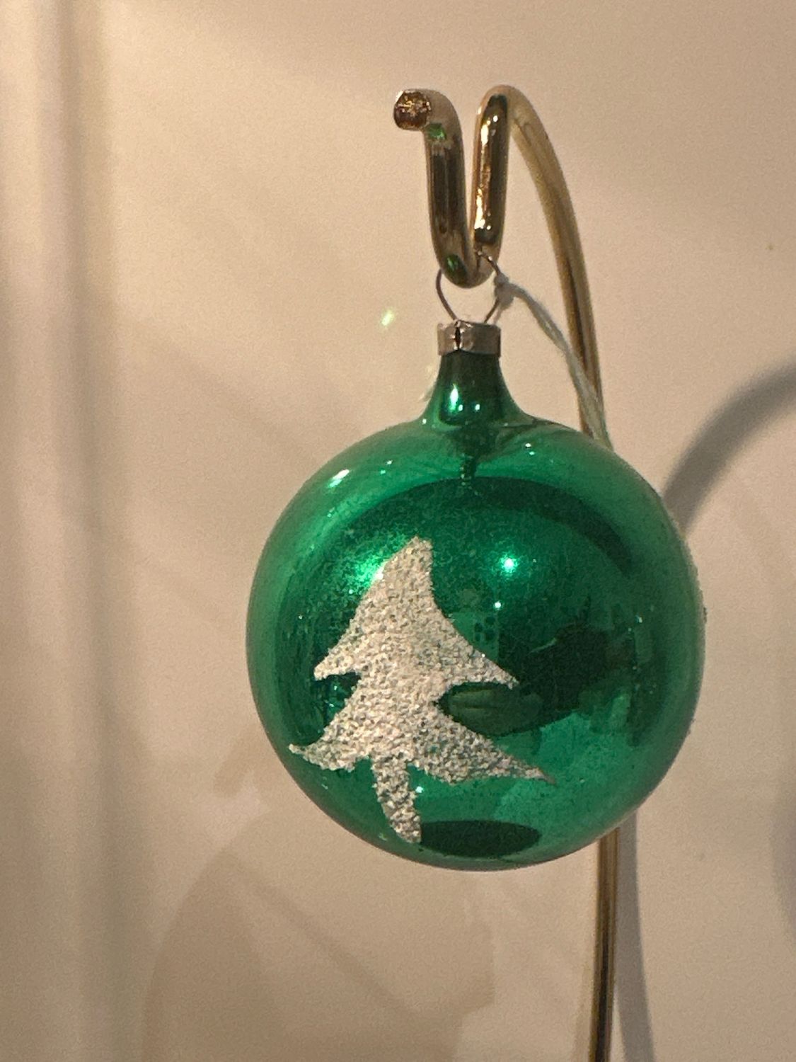 Groene kerstbal 3 gesuikerde bomen / jr 60 / 8 cm