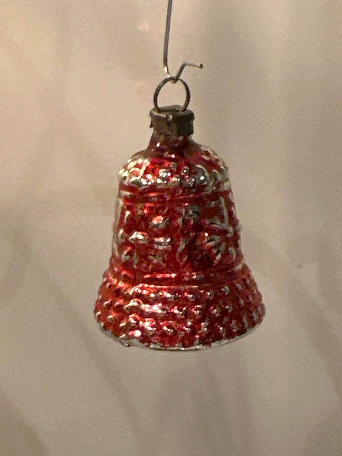 Rood kerstklokje met klepel / jr 40 / 4 cm