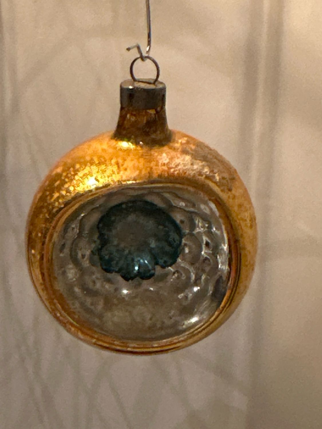 Gouden deukbal met sneeuw / jr 40 / 4cm