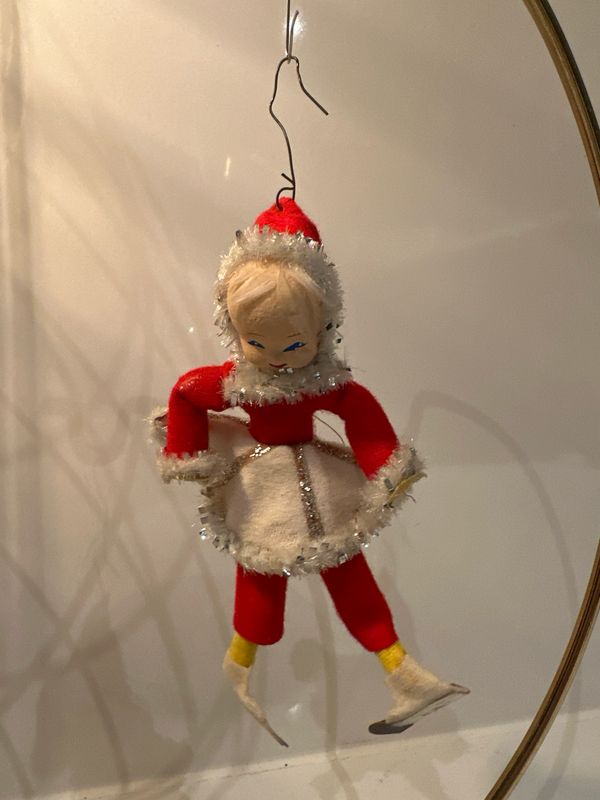 Meisje op schaatsen / jr 50 / 15 cm