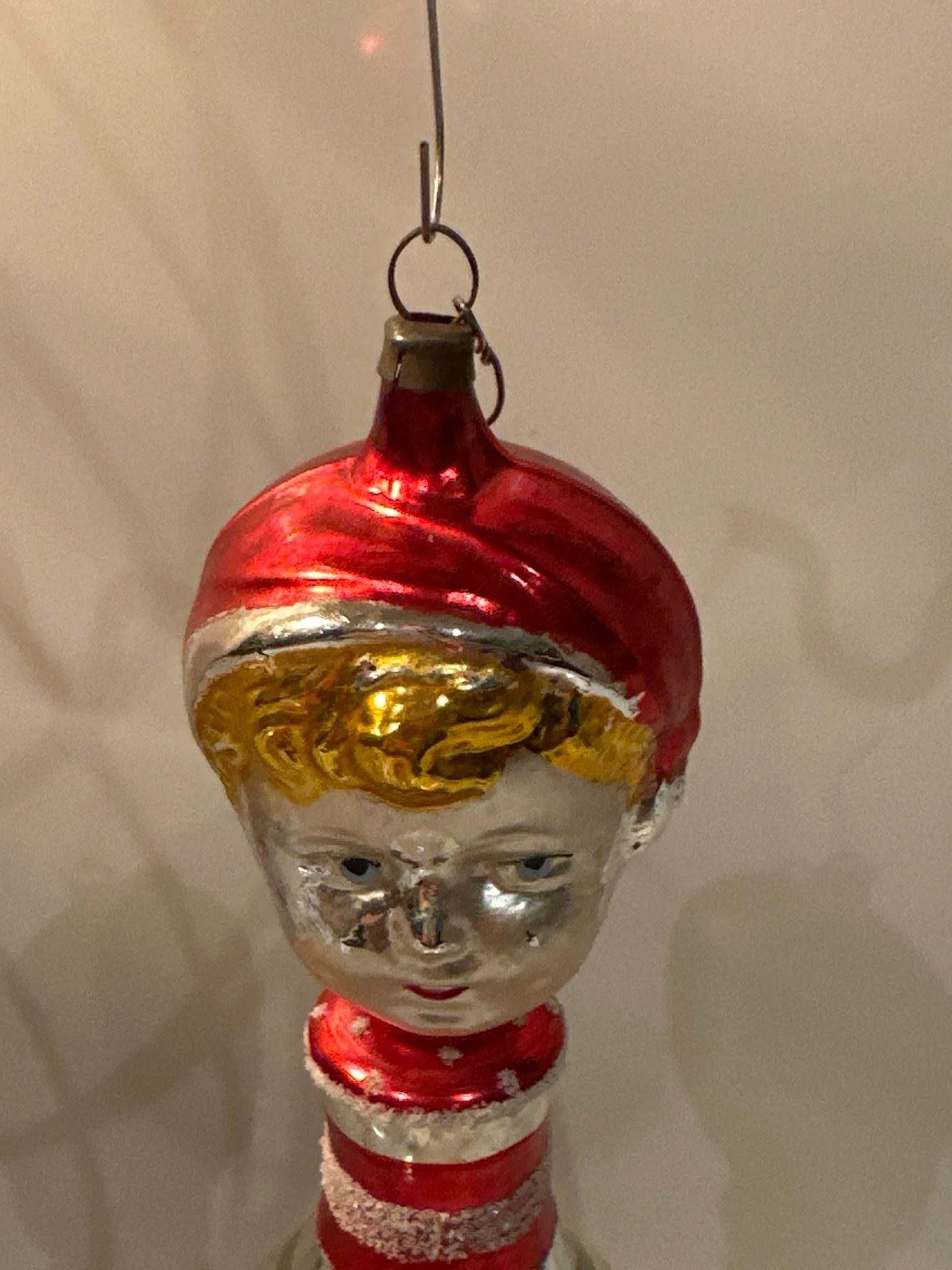 Jongetje op klokje / jr 40 / 13 cm