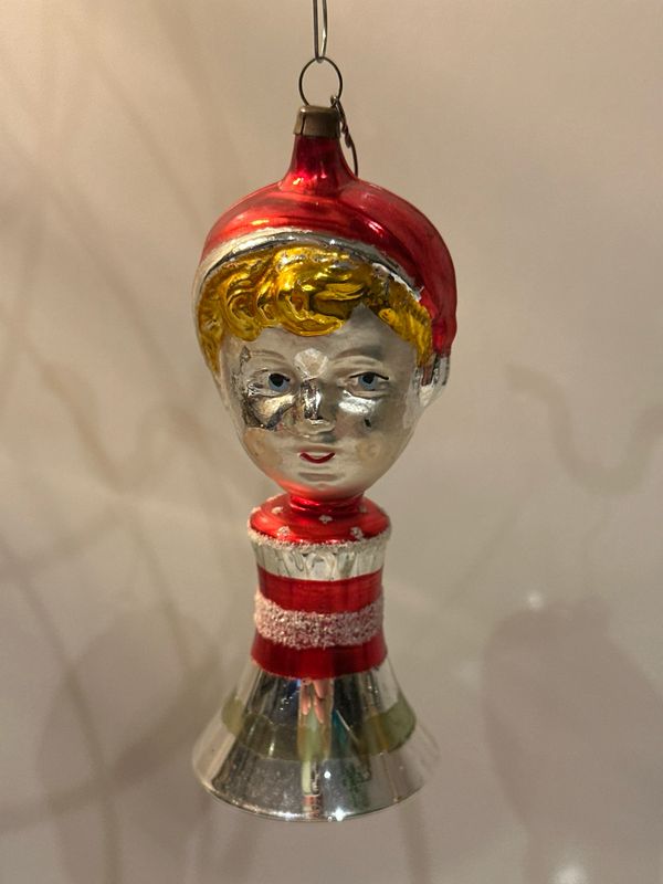 Jongetje op klokje / jr 40 / 13 cm