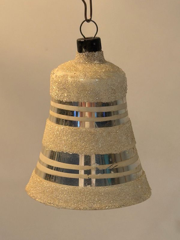 Klokje zilver wit gesuikerd / jr 50 / 7 cm