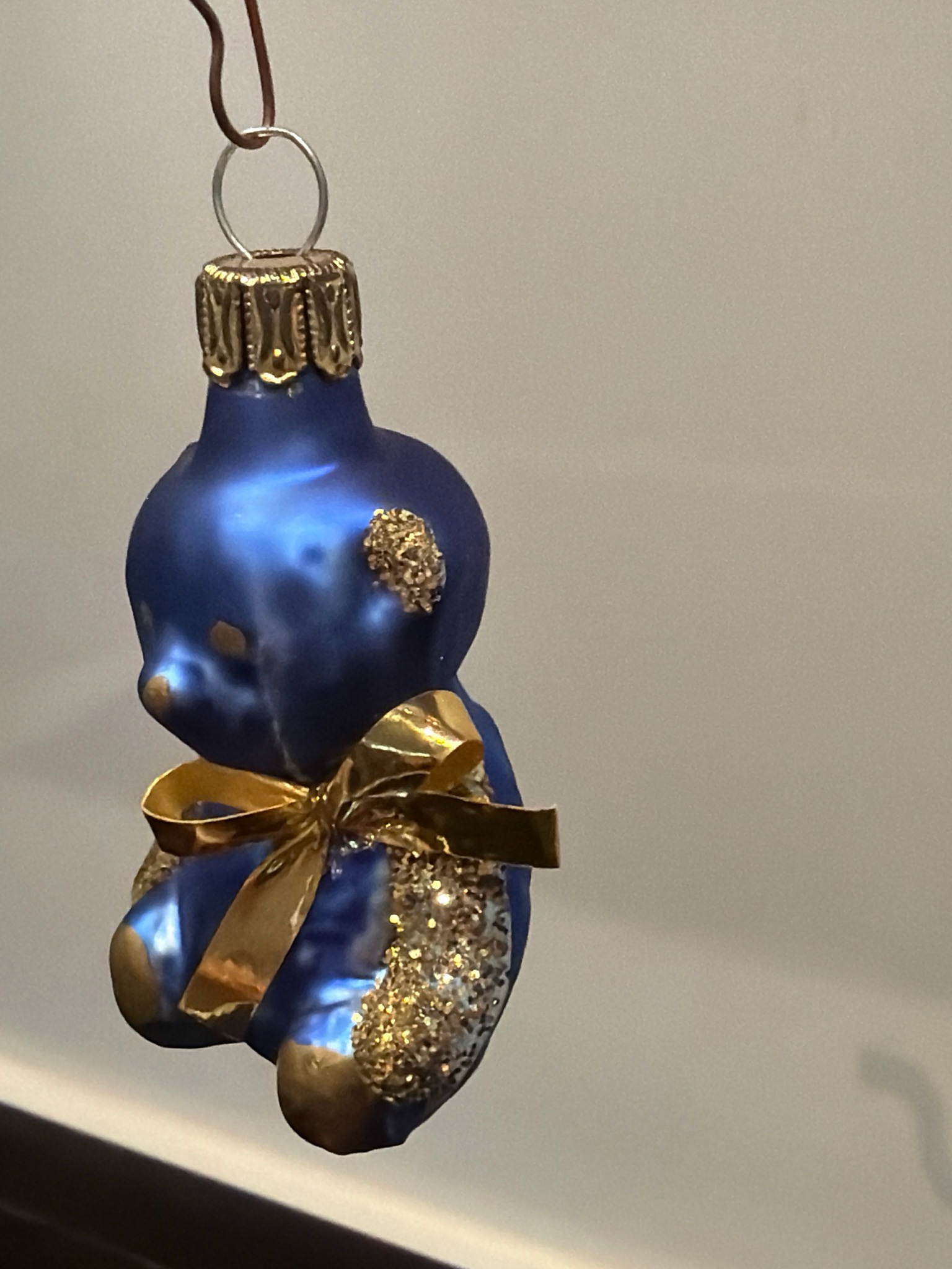 Blauw beertje gouden strik / jr 70