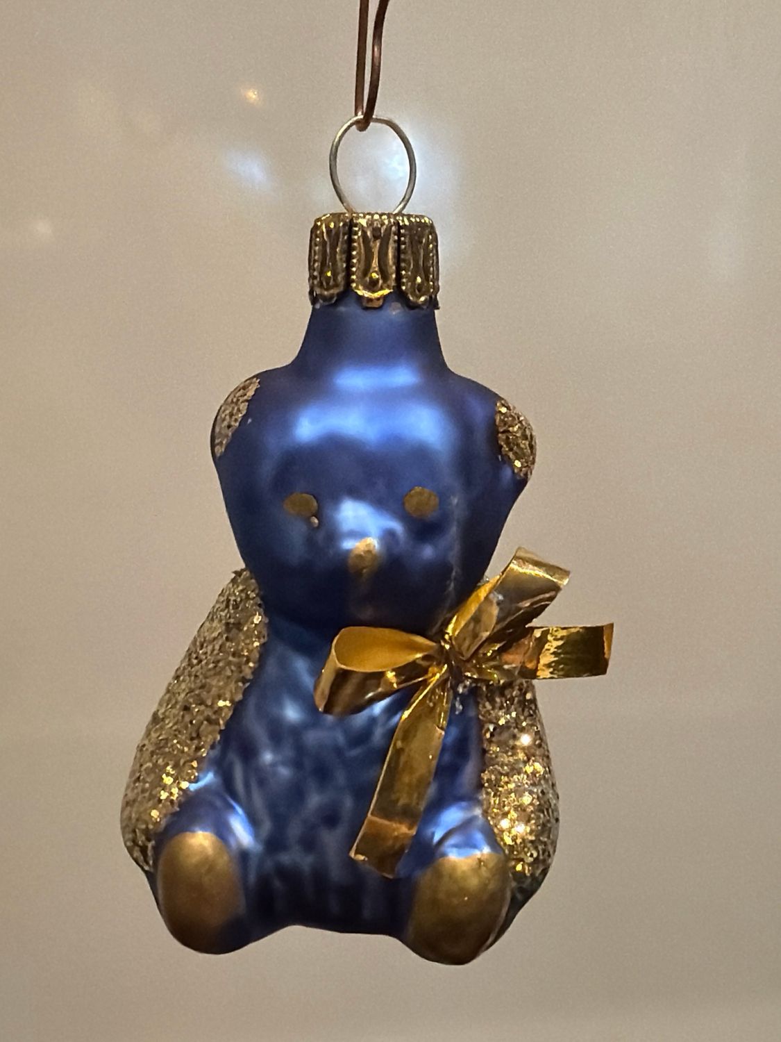 Blauw beertje gouden strik / jr 70