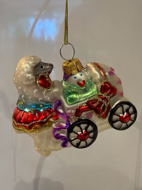 Hond met baby in kinderwagen