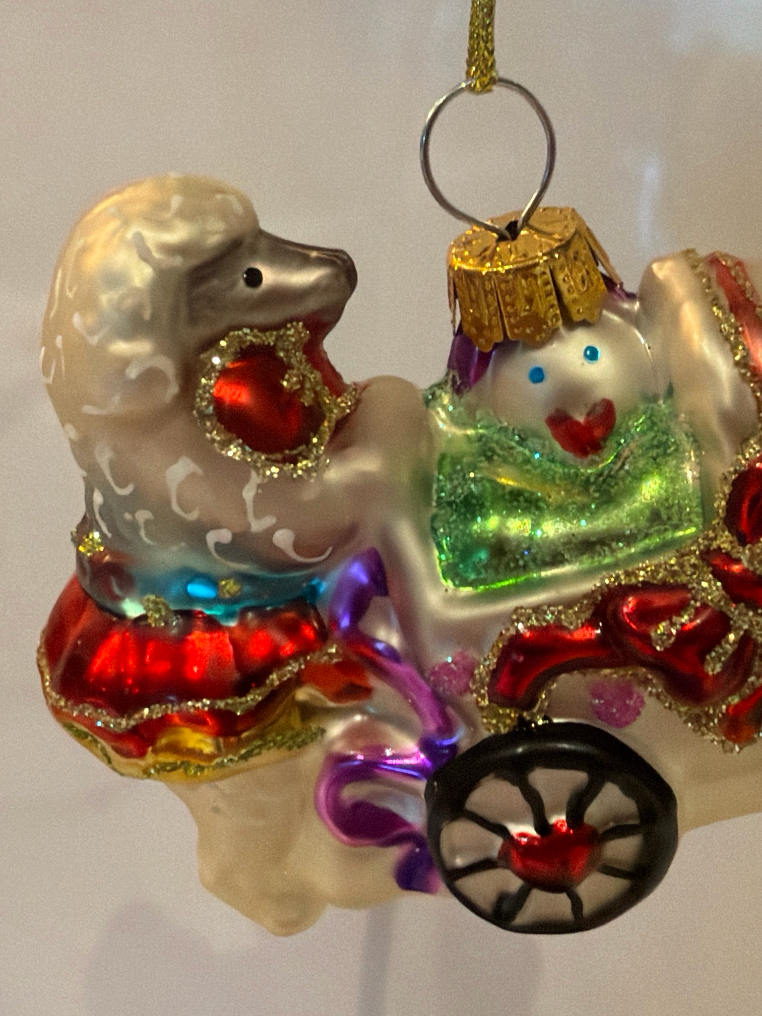 Hond met baby in kinderwagen