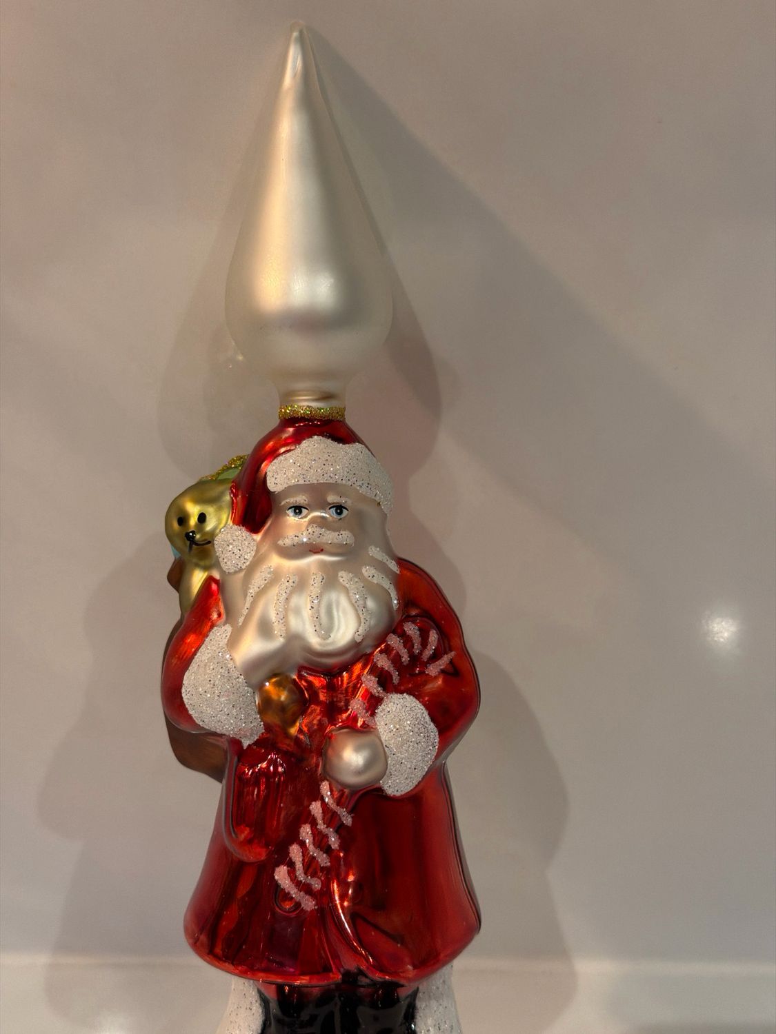 Kerstman met cadeau zak piek