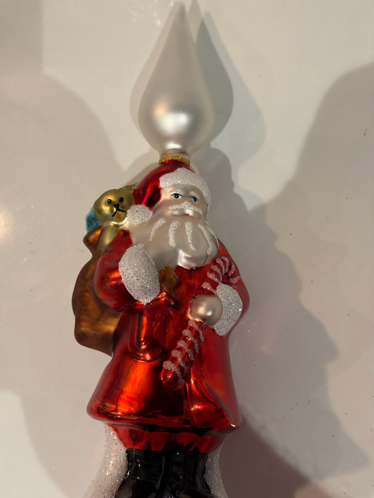 Kerstman met cadeau zak piek