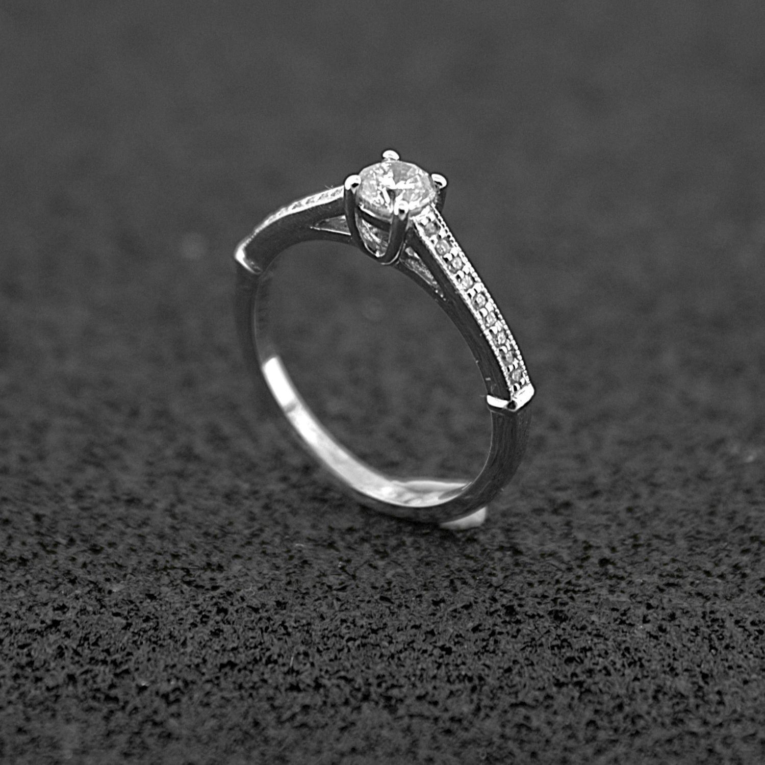 18ct white gold 4 claw Natural diamond Ring