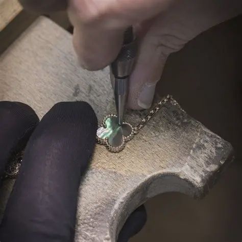 PEN03 PENDANT CRACK OR BREAK