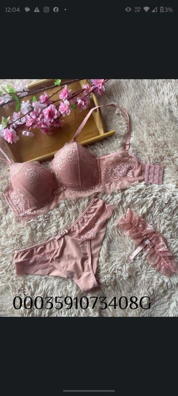 verspielter rosa Traum mit Spitzen, BH und Slip inkl. Strumpfband