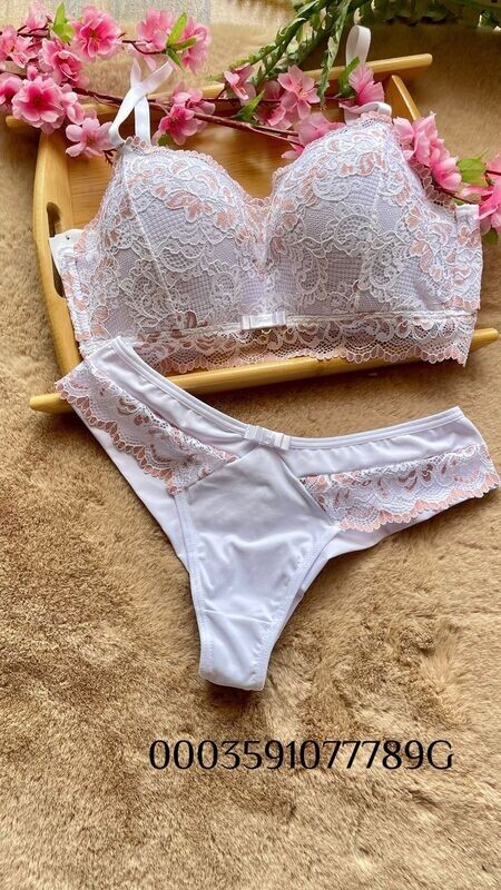 Bügeloser BH mit verspielten Spitzen inkl. Slip