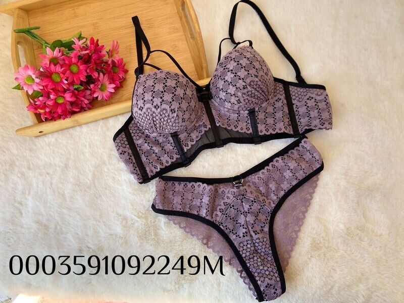 zart-lila BH mit schwarzen Kontrasten und Blumenspitzen