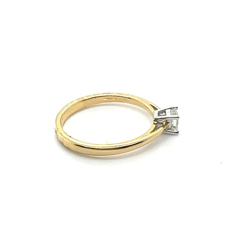 18ct Yellow gold Single Princess Cut Diamond ring