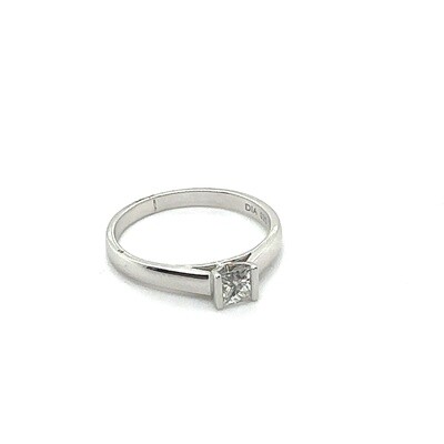 18ct White Gold single set diamond ring