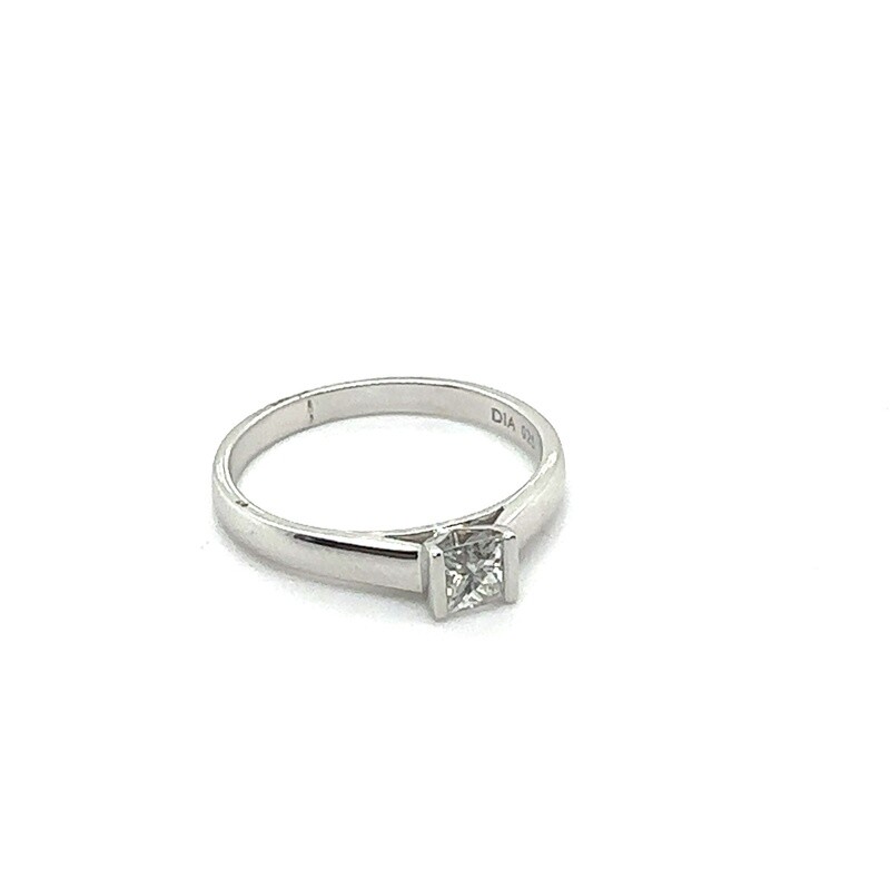 18ct White Gold single set diamond ring