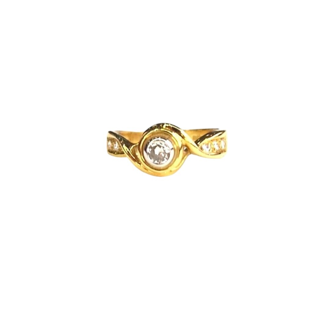 18ct Yellow Gold twist style diamond ring