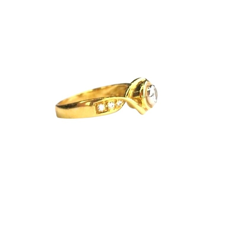 18ct Yellow Gold twist style diamond ring