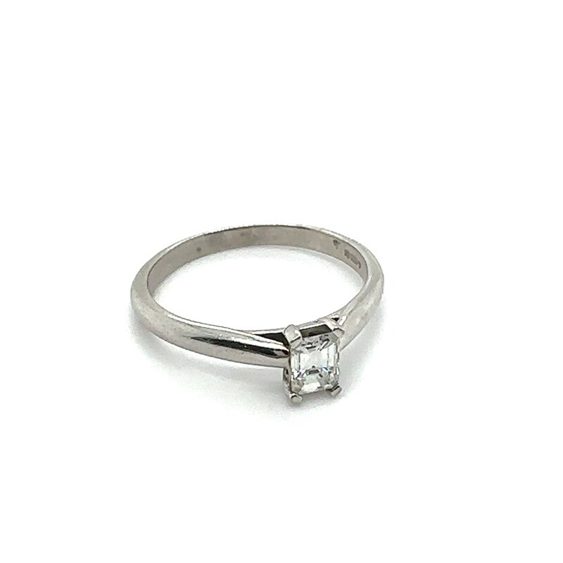 18ct white gold baguette diamond ring