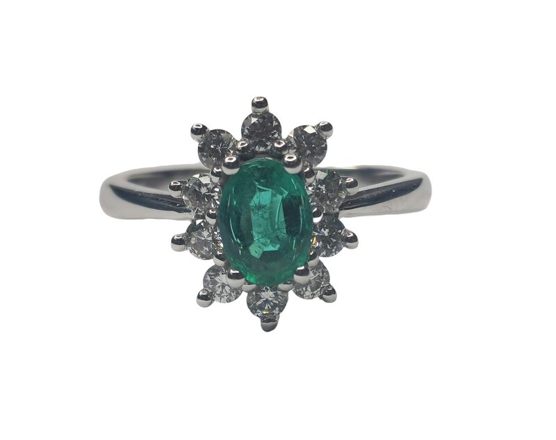 18ct white gold and emerald flower style ring